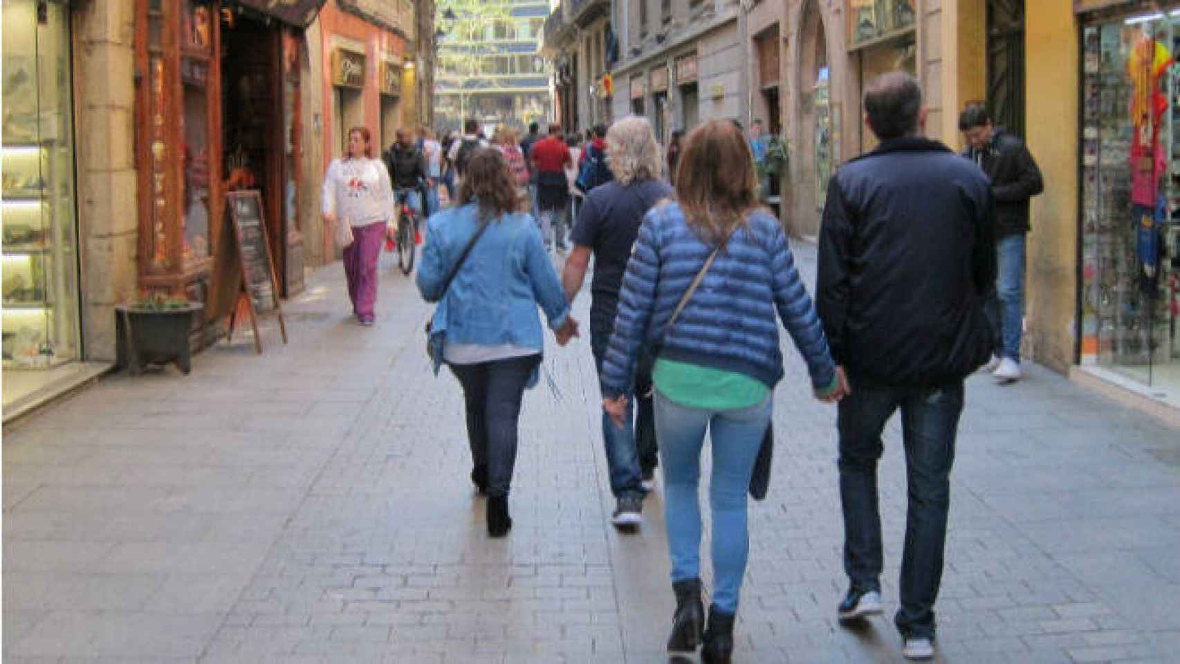 Imagen de archivo. Gente por la calle en una ciudad española