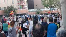 Decenas de personas protestan contra el Gobierno frente a la Comandancia de la Guardia Civil en Tres Cantos.