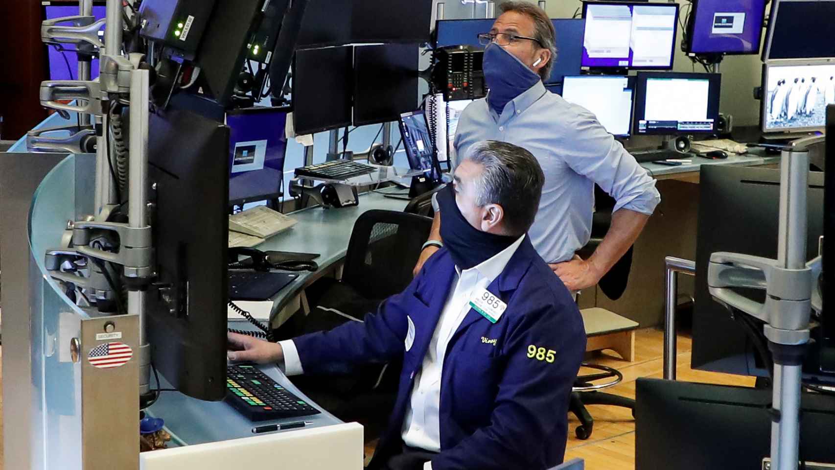 Operadores consultan pantallas de negociación en Wall Street.
