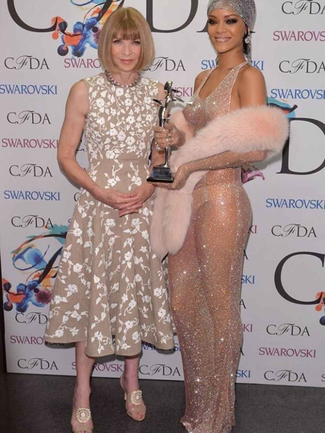 Anna Wintour junto a Rihanna, con el vestido de cristales Swarovski.