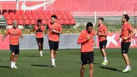 Varios jugadores del Sevilla durante el entrenamiento