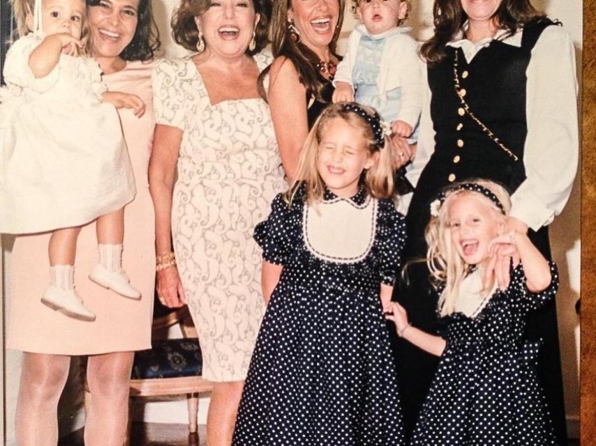 Todas las mujeres del clan Obregón y el pequeño Álex Lequio en brazos de su madre, Ana.