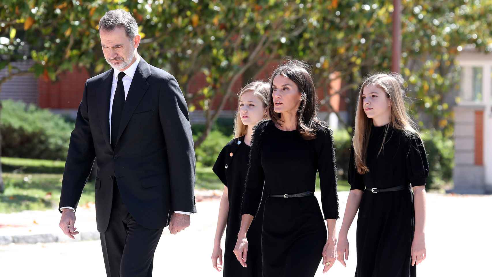 La Familia Real ha salido al exterior del Palacio de la Zarzuela a las 12 de la mañana para sumarse al homenaje.