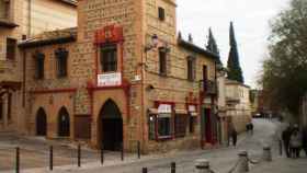 Antigüedades Linares, en la calle Reyes Católicos de Toledo, junto a San Juan de los Reyes