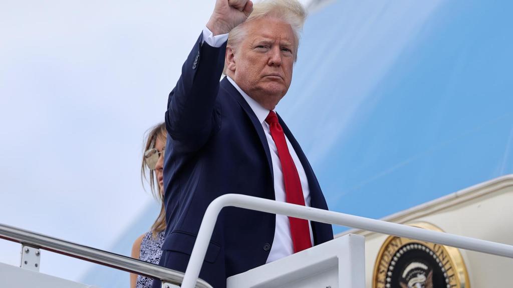 Donald Trump subiendo al avión presidencial.