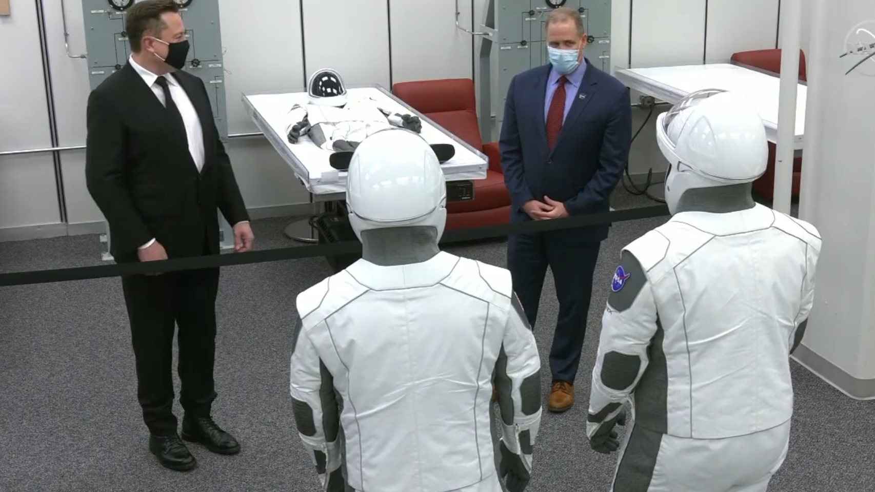 Elon Musk y Jim Bridenstine charlan con los astronautas de la misión Demo-2