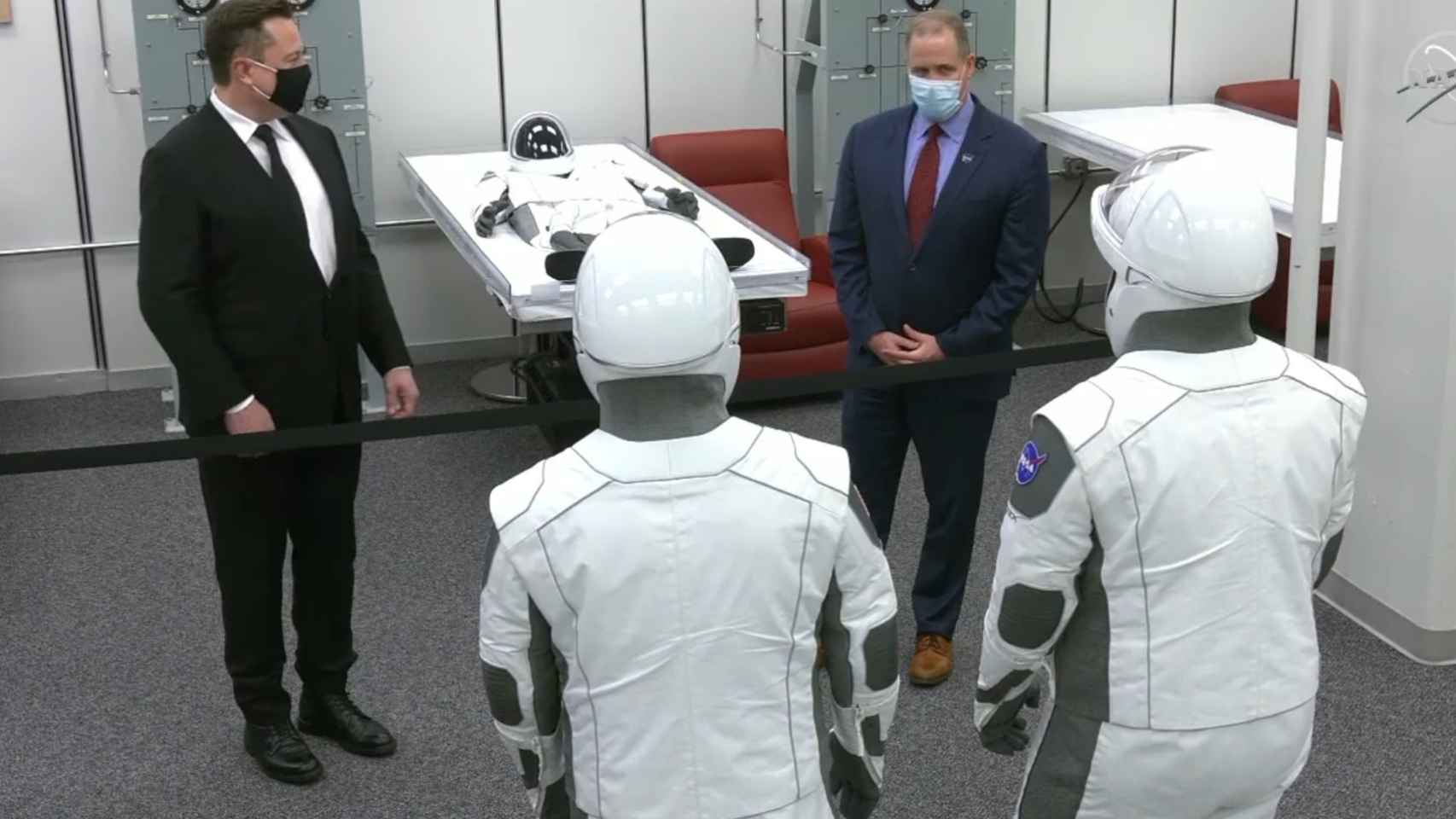 Elon Musk y Jim Bridenstine charlan con los astronautas de la misión Demo-2