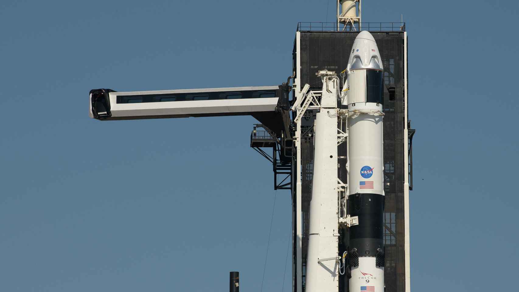 La cápsula Crew Dragon, en la punta del cohete Falcon 9