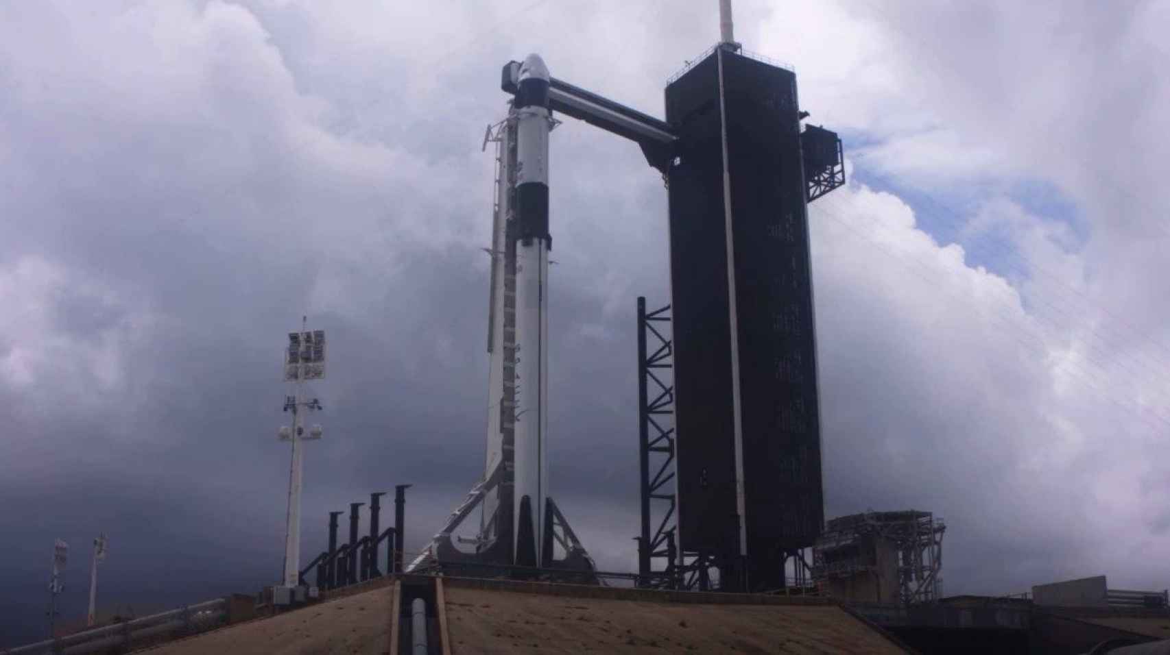 La meteorología no ayudó al lanzamiento histórico de SpaceX
