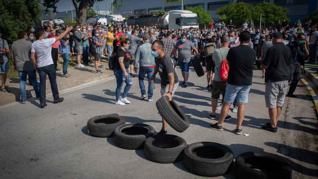 Trabajadores de la planta de Nissan en la Zona Franca de Barcelona concentrados tras conocer el cierre.