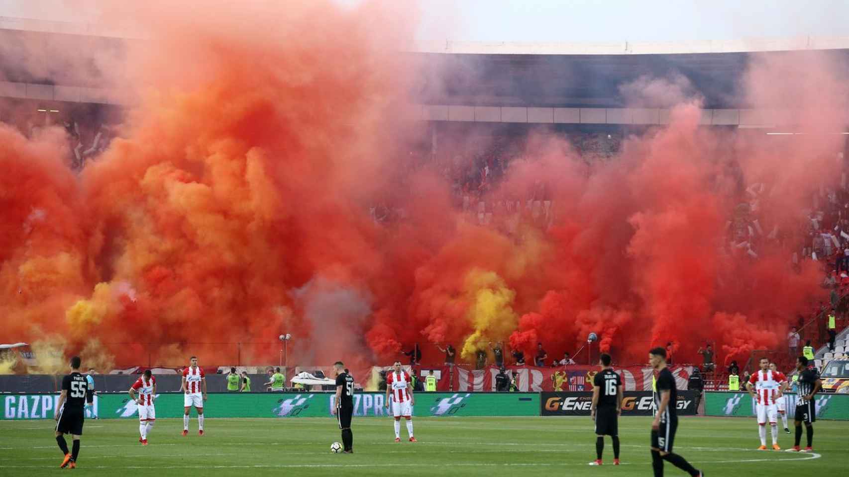 Aficionados serbios durante un partido de fútbol