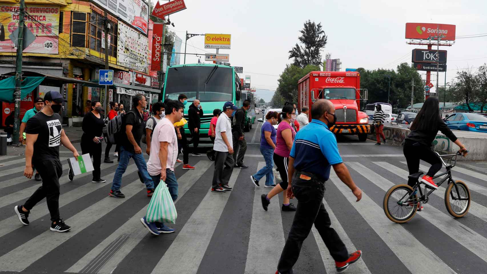 Decenas de personas en una calle comercial de Ciudad de México