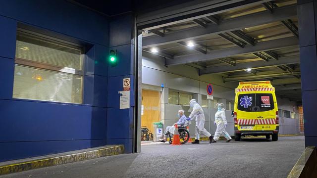 Un anciano, posible Covid, entra en el Hospital Ramón y Cajal.