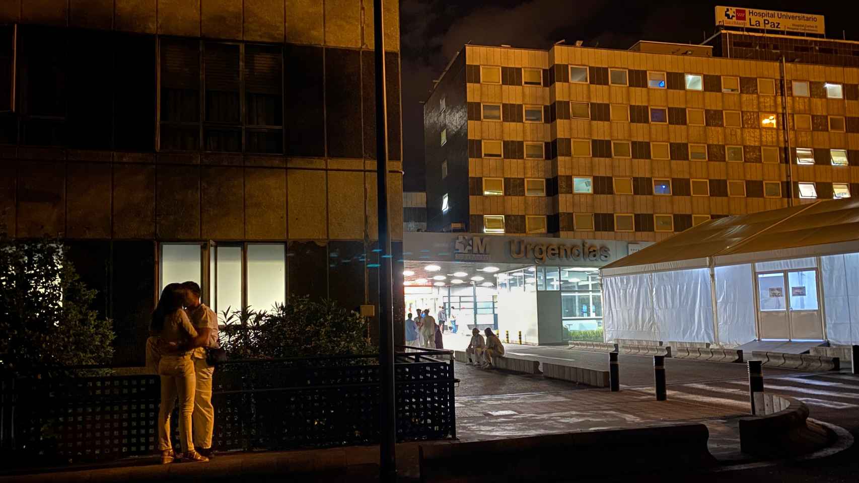 Un enfermero se besa a las puertas de las Urgencias del Hospital La Paz.