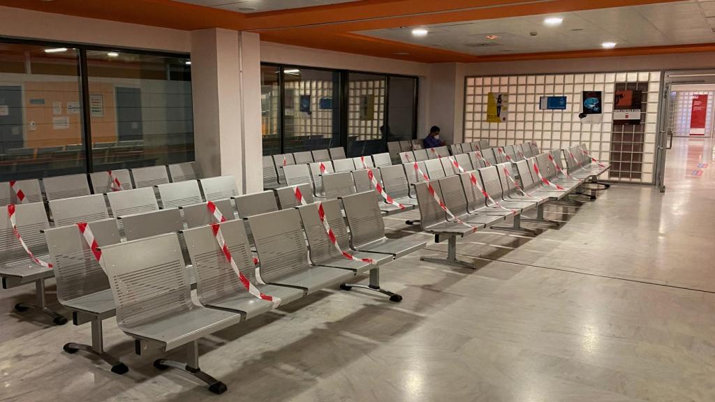 Sillas precintadas para mantener la distancia de seguridad en el Puerta del Hierro de Majadahonda.