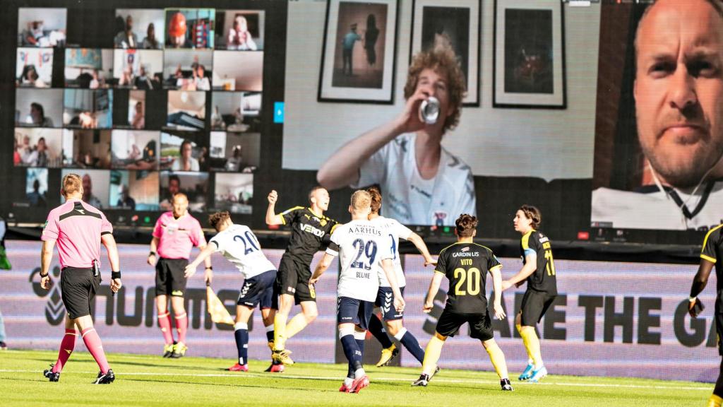 Aficionados del AGF Aarhus viendo a su equipo a través de Zoom