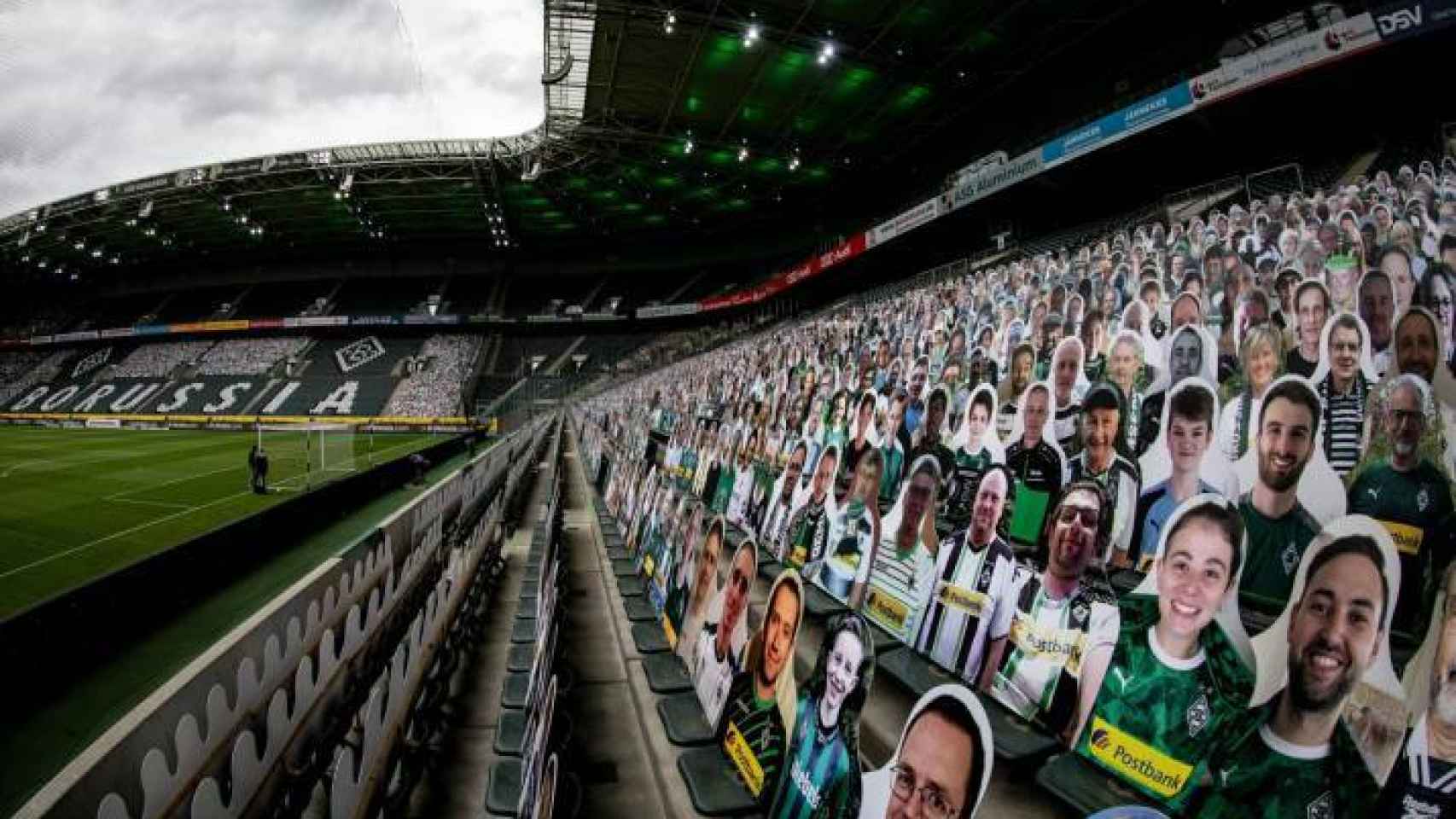 Aficionados de cartón animando al Borussia Monchengladbach