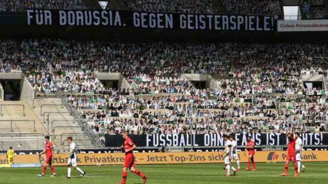 Miles de aficionados de cartón en el Borussia Park