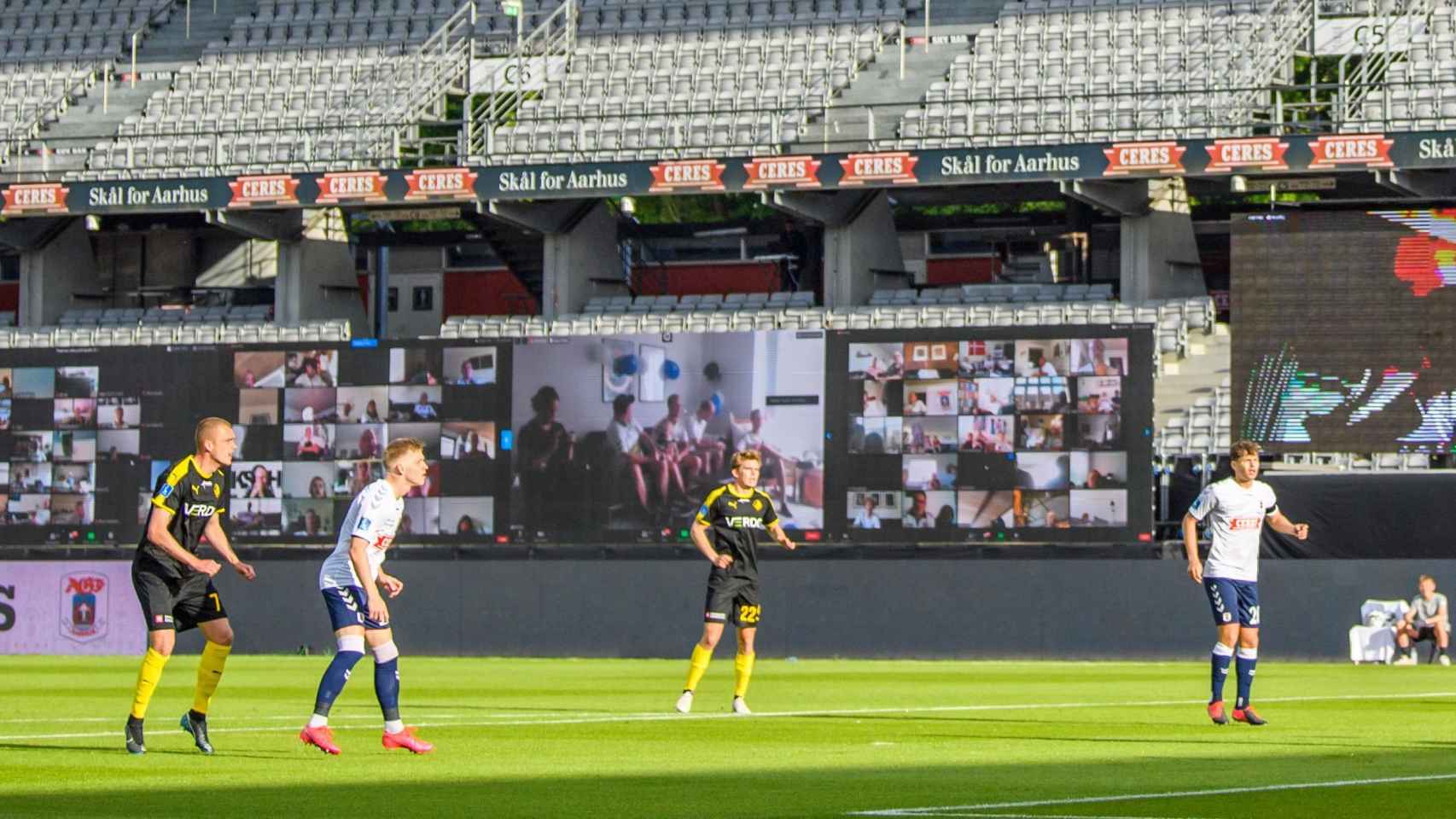 Los aficionados, presentes en el AGF Aarhus - Randers FC gracias a una Grada Virtual