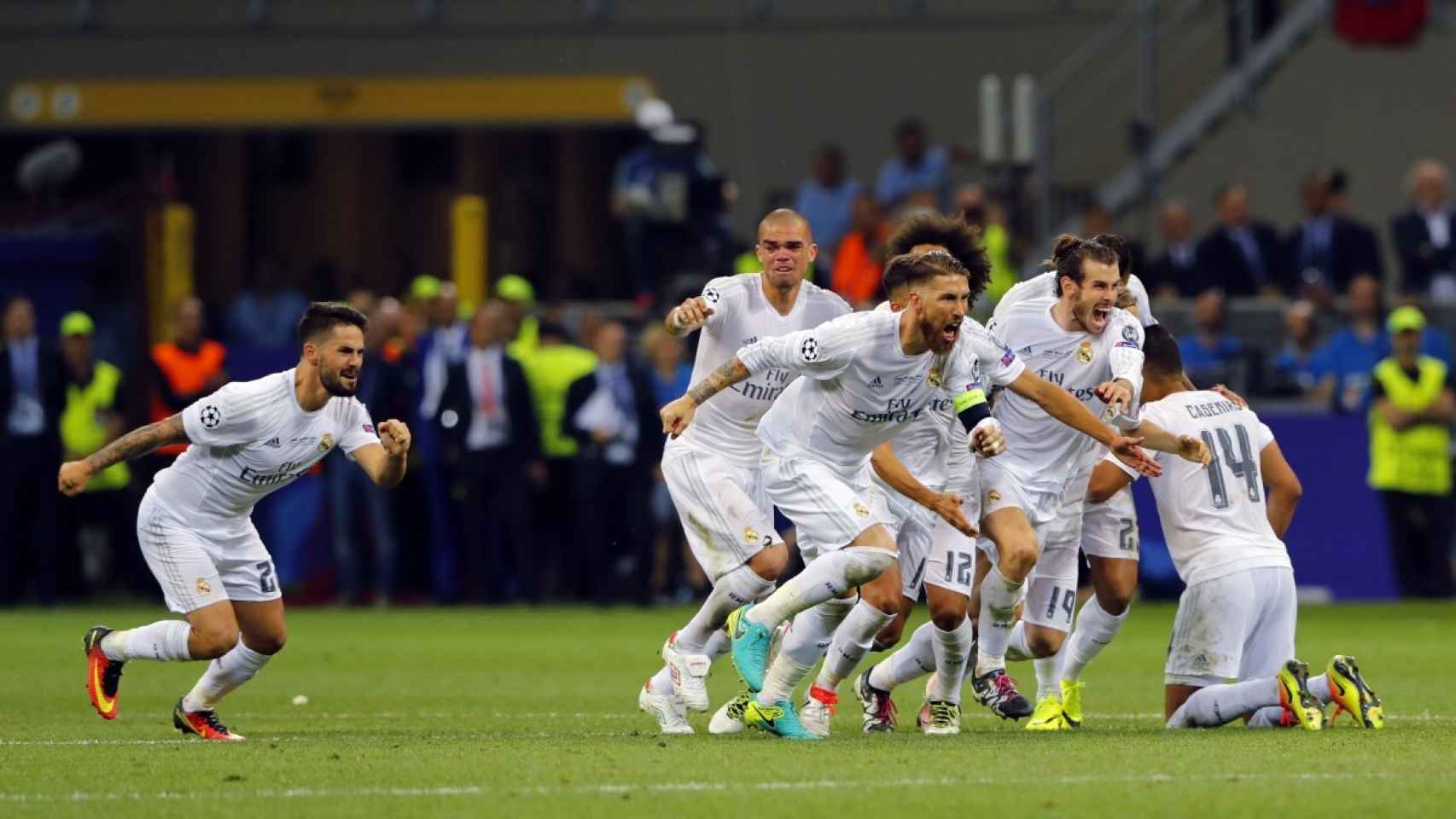 Sergio Ramos y sus compañeros celebran la victoria en Milán