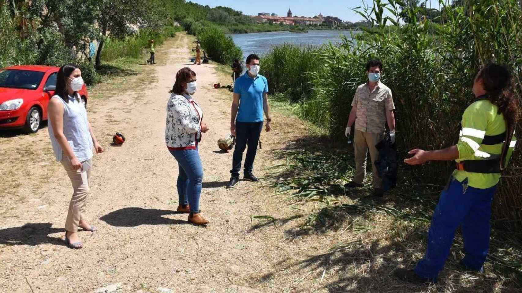 García Elez ha visitado la ribera del Tajo en Talavera, donde se están llevando a cabo las tareas de limpieza