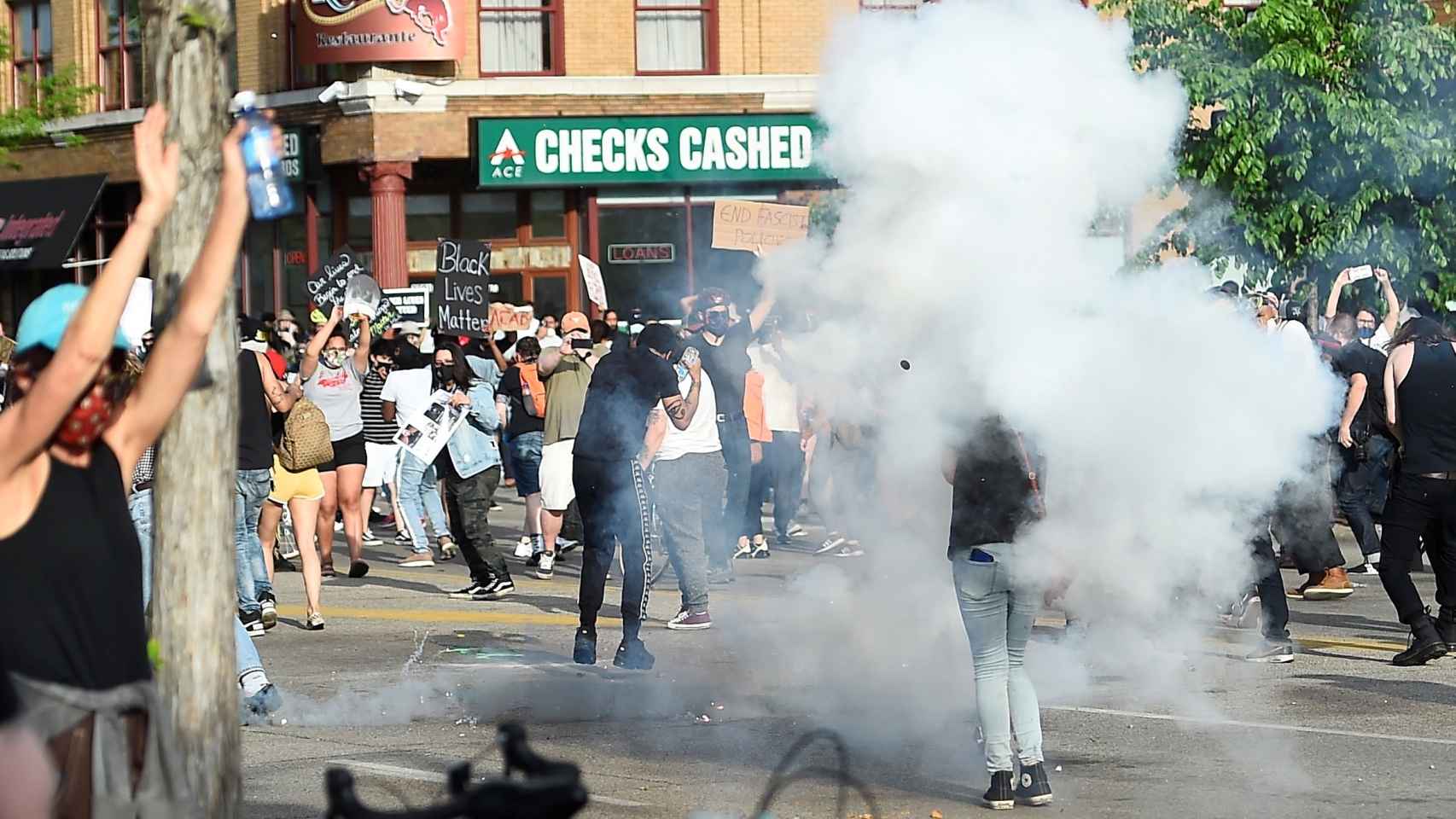 Enfrentamiento entre manifestantes y policía  en Mineápolis horas después de la muerte de George Floyd.
