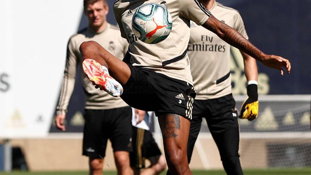 Militao se entrena en Valdebebas