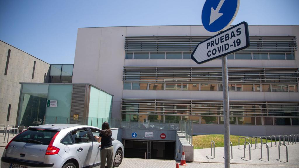 Acceso al autocovid situado en el parking del Centro de Especialidades Carlos Castilla del Pino.
