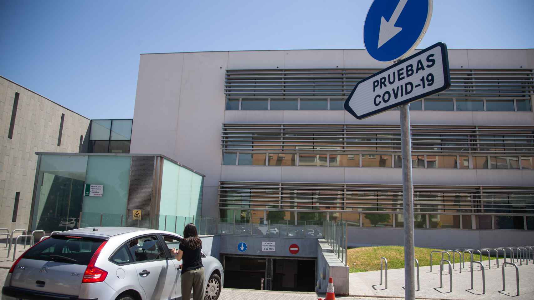 Acceso al autocovid situado en el parking del Centro de Especialidades Carlos Castilla del Pino.