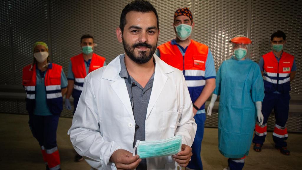El rastreador Jorge Padilla, junto a varios compañeros sanitarios.