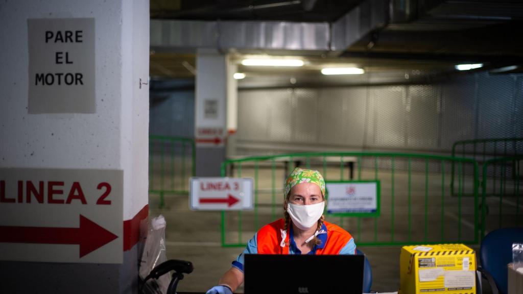 Una enfermera coordinando las citas de los pacientes en el autocovid de Córdoba.