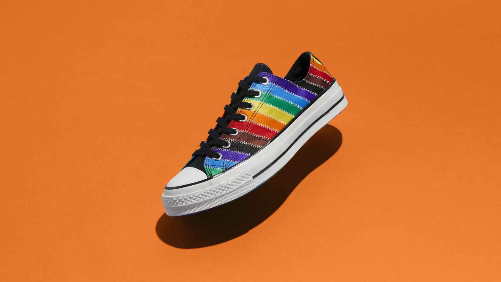 La nueva colección está inspirada en la bandera 'More Color, More Pride'.