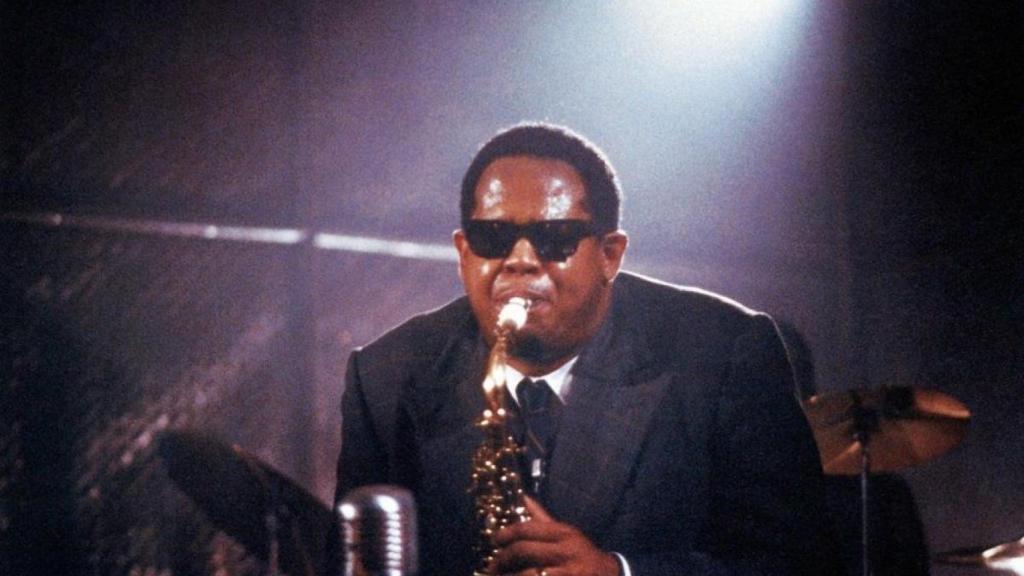 Forest Whitaker como Charlie Parker.