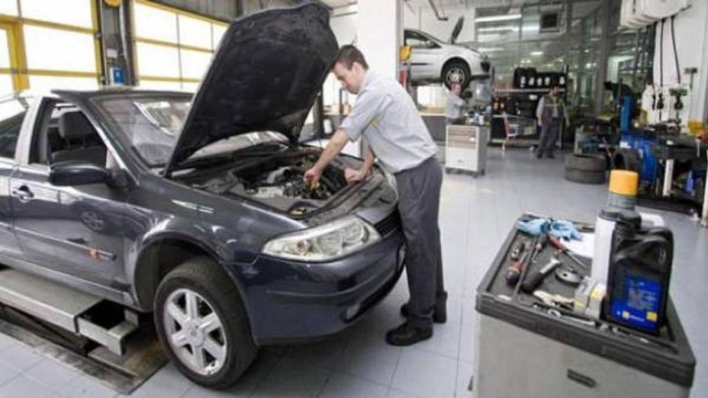 Un mecánico, revisando el motor de un vehículo.