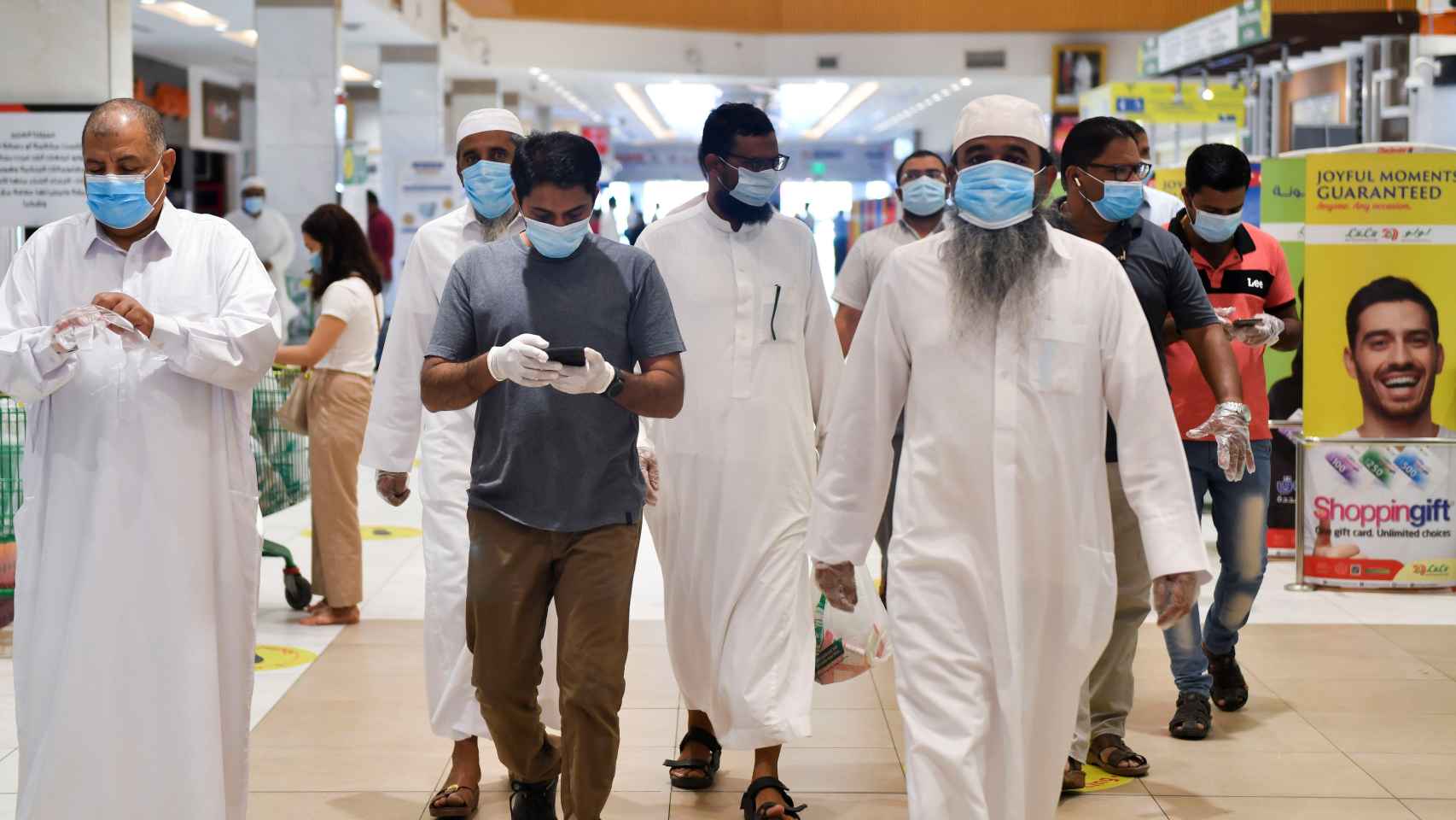 Doha. Varias personas, en un centro comercial ataviados con masarillas.