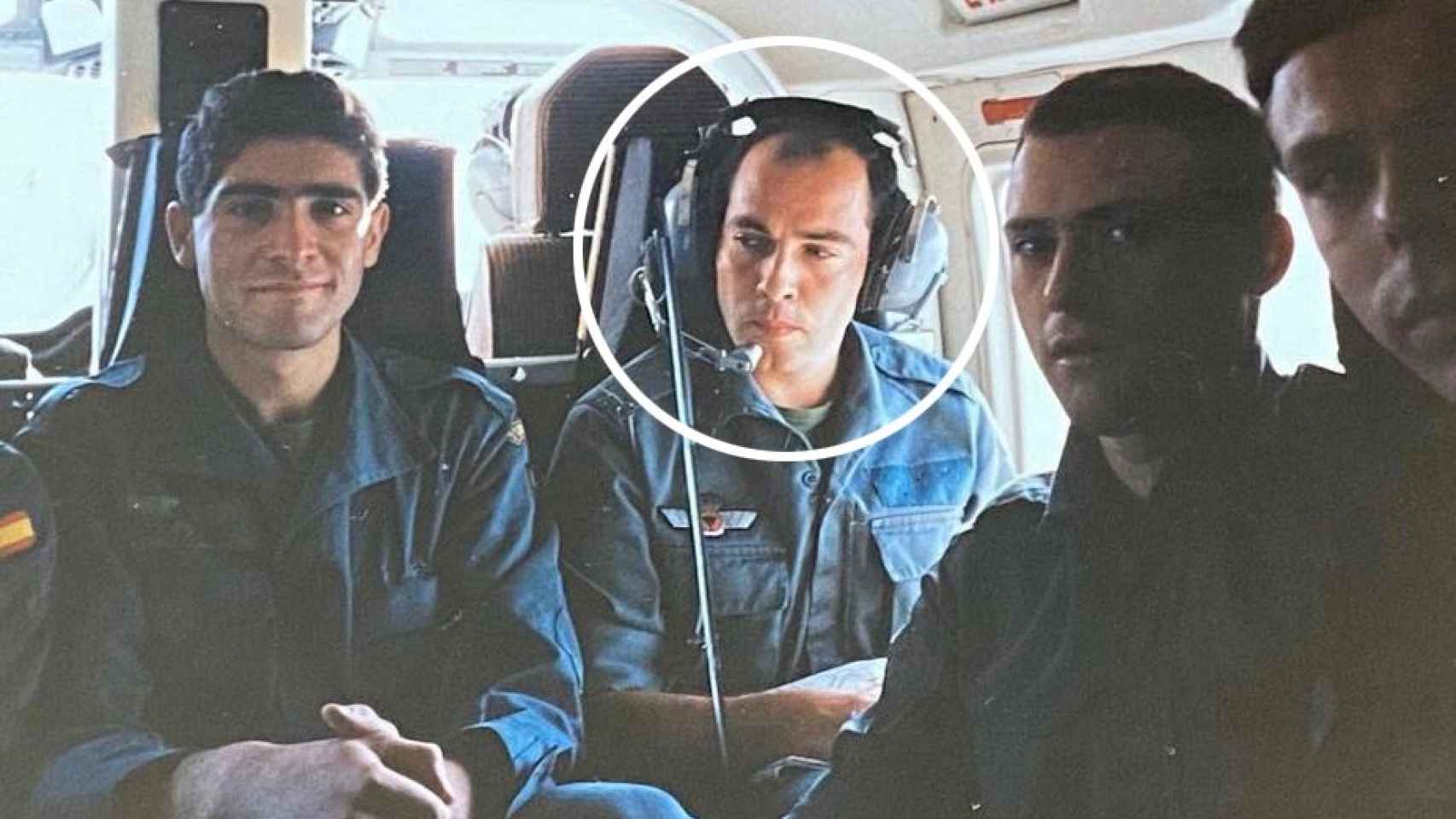 Un joven teniente Diego Pérez de los Cobos cuando estaba destinado en el Grupo Antiterrorista Rural en Navarra. En la imagen, durante un transporte en helicóptero para una operación contra ETA.