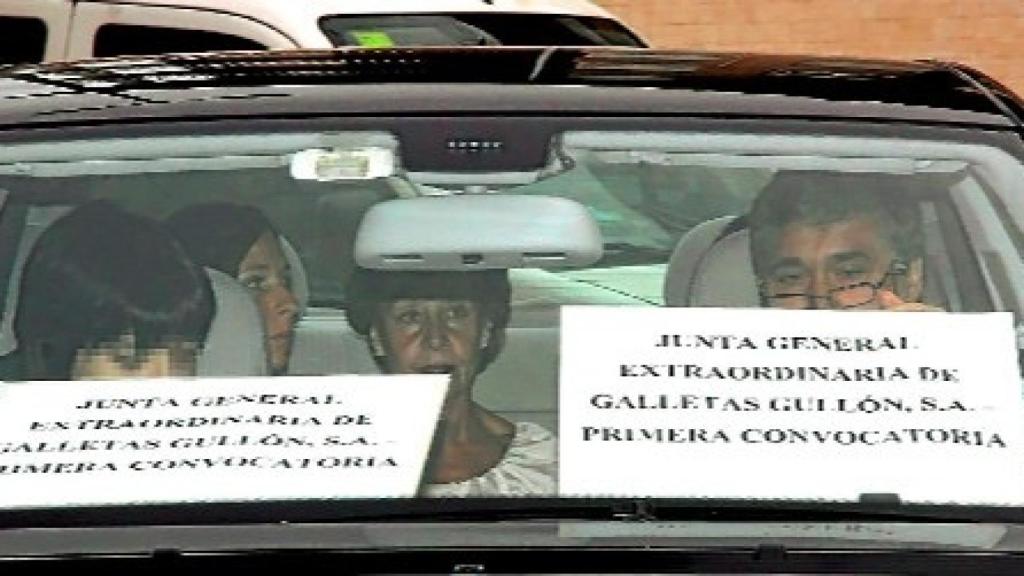 La junta del Mercedes, a las puertas de la entrada de Galletas Gullón.