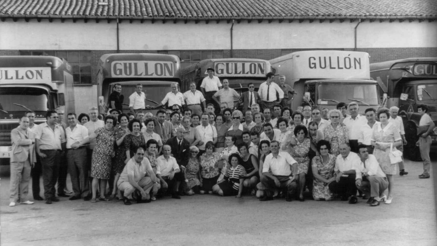 Trabajadores, a la entrada de la antigua fábrica de Gullón.