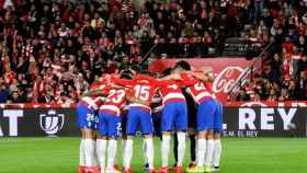 La piña de los jugadores del Granada en un partido de la Copa del Rey