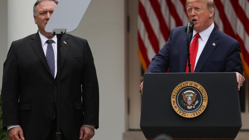 Donald Trump, junto a Mike Pompeo, durante la conferencia de prensa en la Casa Blanca.