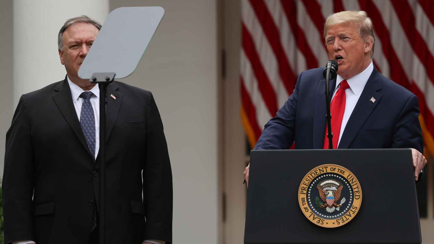 Donald Trump, junto a Mike Pompeo, durante la conferencia de prensa en la Casa Blanca.