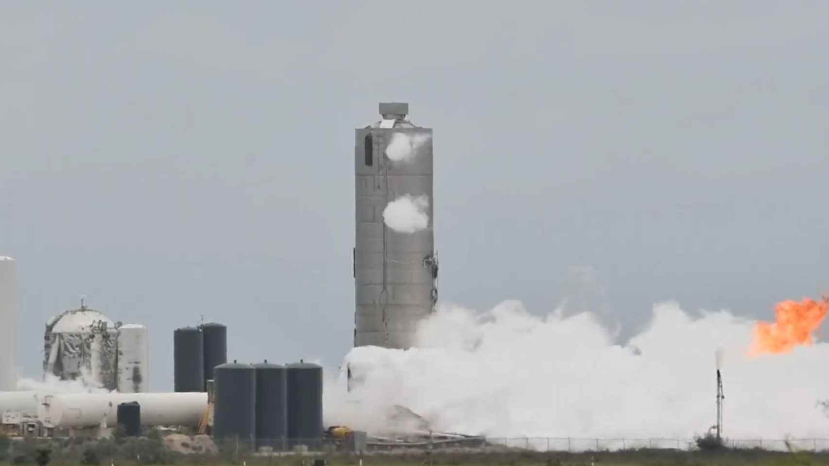 La Starship SN4 de SpaceX, segundos antes de la explosión