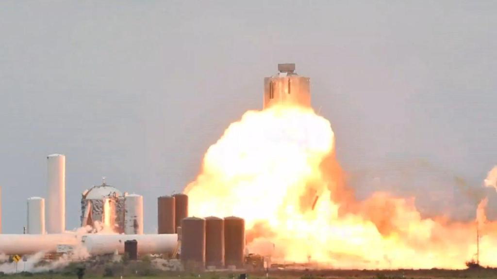 El momento de la explosión del cohete Raptor y la nave SN4 de SpaceX