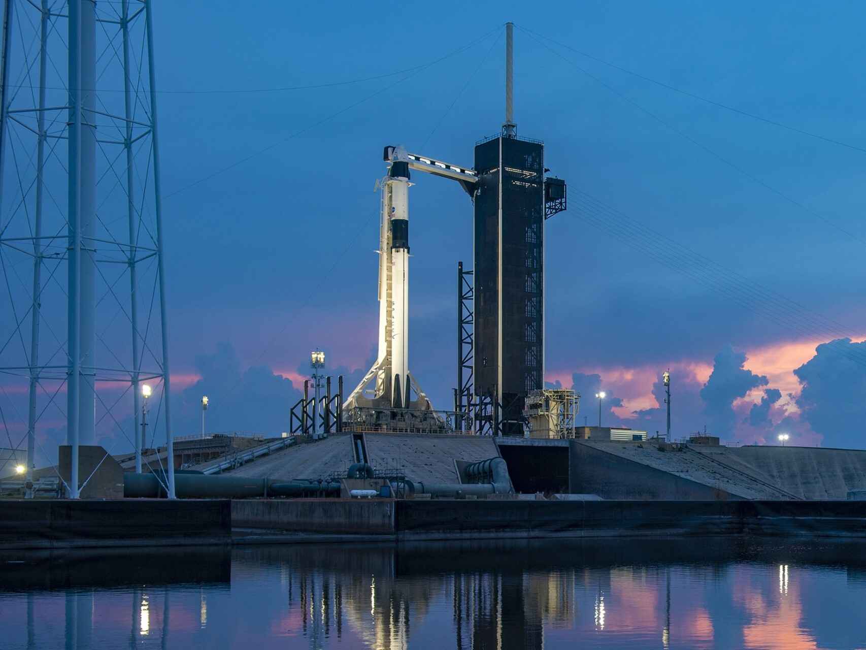 Falcon 9 y Crew Dragon a la espera del lanzamiento