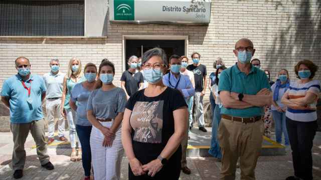Los profesionales del servicio de Epidemiología del distrito sanitario de Sevilla en su sede del antiguo Hospital Militar.