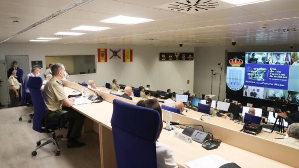 El Rey Felipe VI mantiene una videoconferencia con las misiones permanentes, las operaciones del Ejército en el exterior y la operación Balmis.