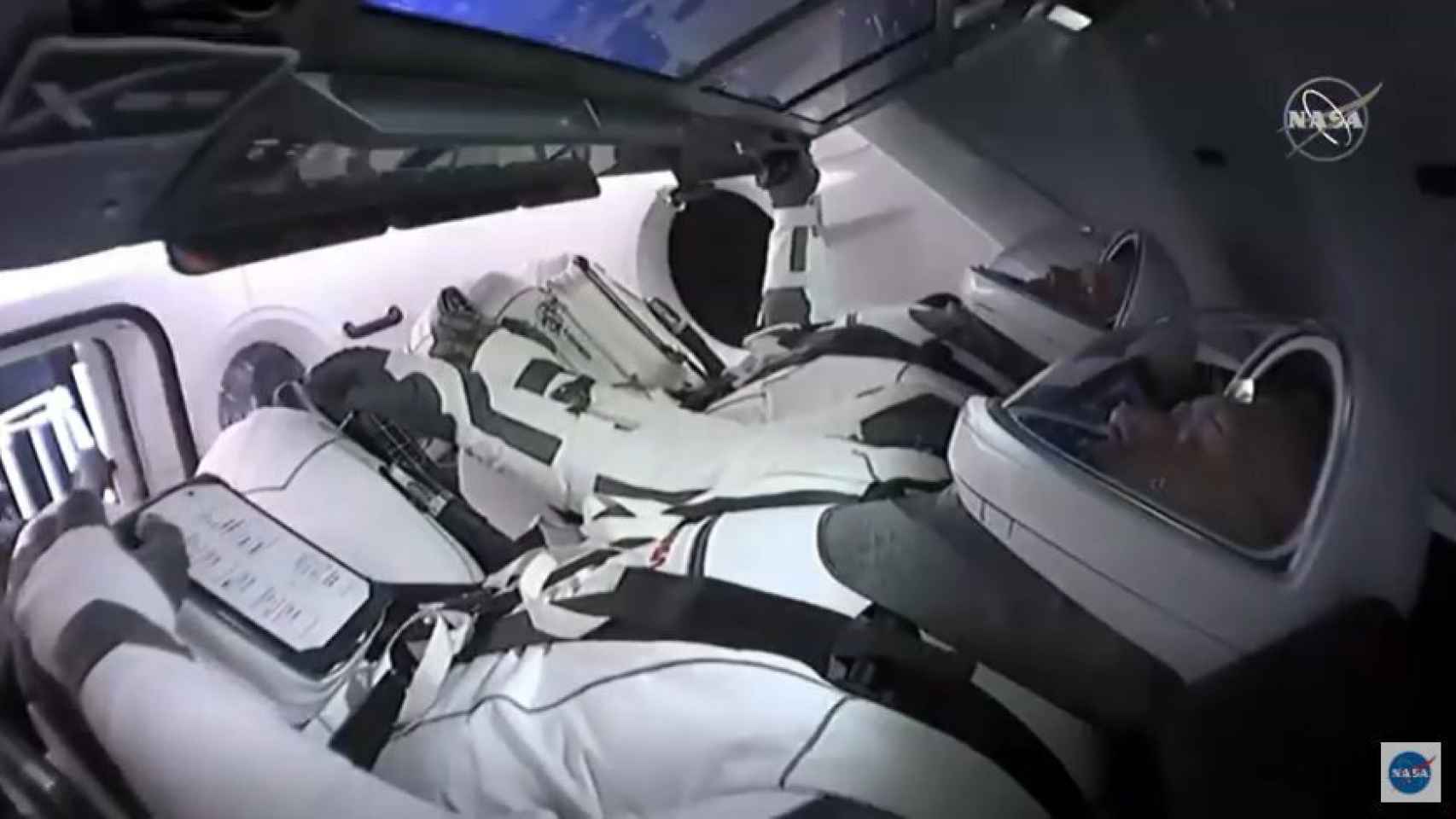 Astronautas a bordo de la Crew Dragon.