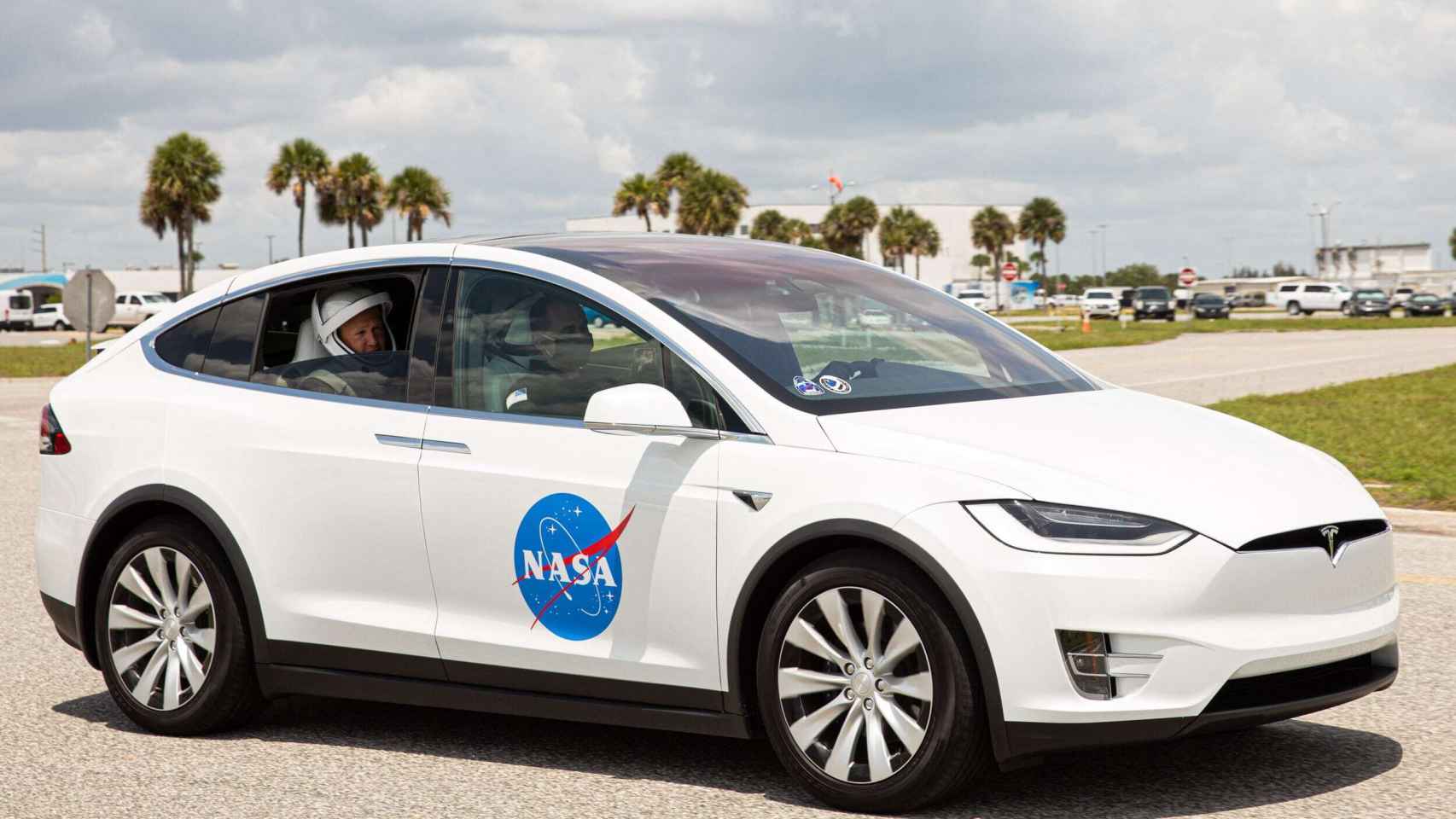 Tesla llevando a los astronautas de la Crew Dragon.