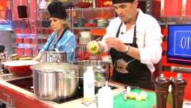 Mila Ximénez y Antonio Montero, durante la elaboración de su menú (Telecinco).