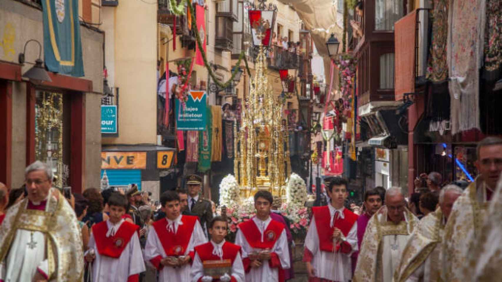 Imagen de la Custodia de Arfe procesionando por Toledo. Foto: Óscar Huertas